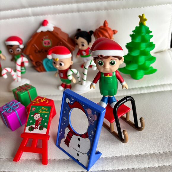 23 Piece Christmas COCOMELON Play Set 9 Family & Friends Figures &14 Play Pcs. - Picture 5 of 8